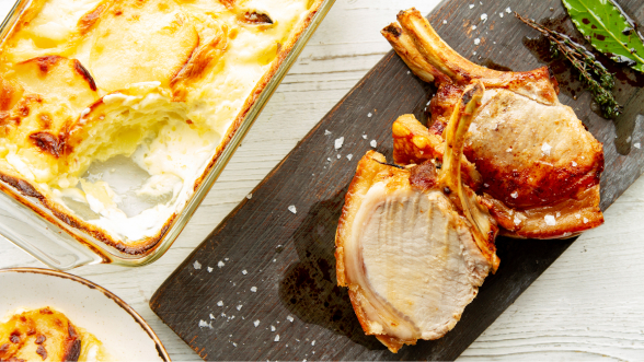 Chuletas de cerdo asadas con puré de patata: receta fácil y jugosa