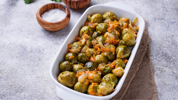 Coles de bruselas con zanahorias y comino