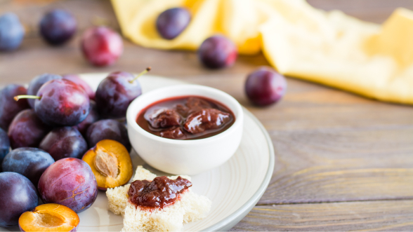Cómo hacer salsa de ciruelas para carnes asadas