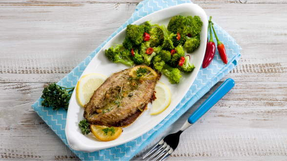 Merluza marinada en cítricos al horno con brócoli y frutos secos