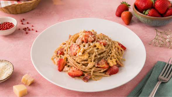 Spaghetti integrales a la carbonara con fresas: receta original y sorprendente