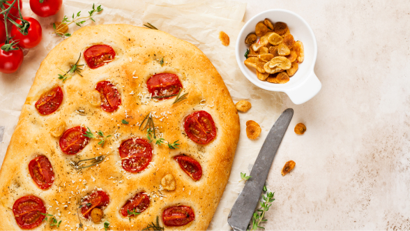 Focaccia integral con tomate, romero y tomillo: receta esponjosa para hacer en casa