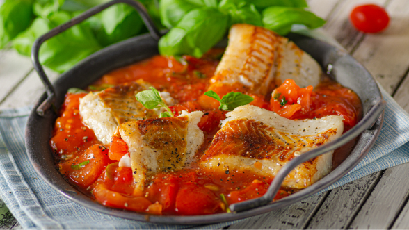 Cabracho con tomates confitados: receta fácil y elegante