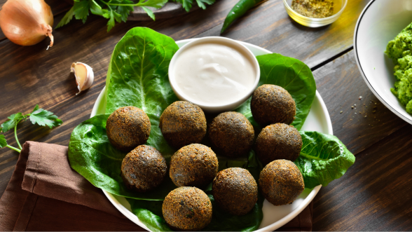 Crema de espárragos con falafel: receta vegetal fácil y completa