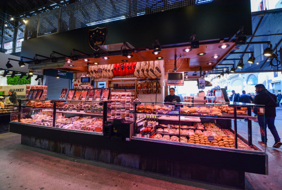 Frente de la parada carnicería Boket en el mercado La Boqueria
