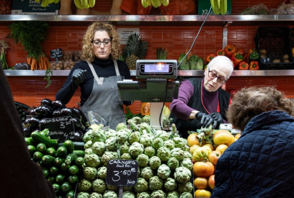 Vendedores en la parada de Cal Neguit de la Boqueria