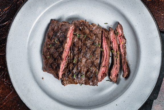 Entraña de ternera cocida y picada en tiras en plato blanco