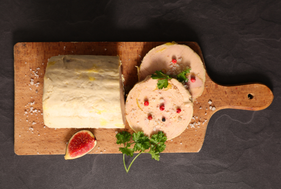 Foie fresco laminado en tabla de madera