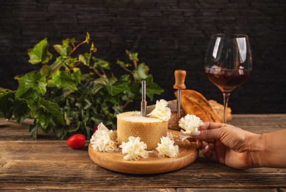 Queso Tete de Moine cortado en su forma característica