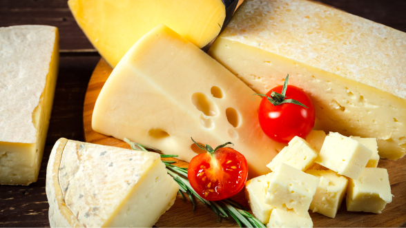 Variedad de quesos suizos troceados