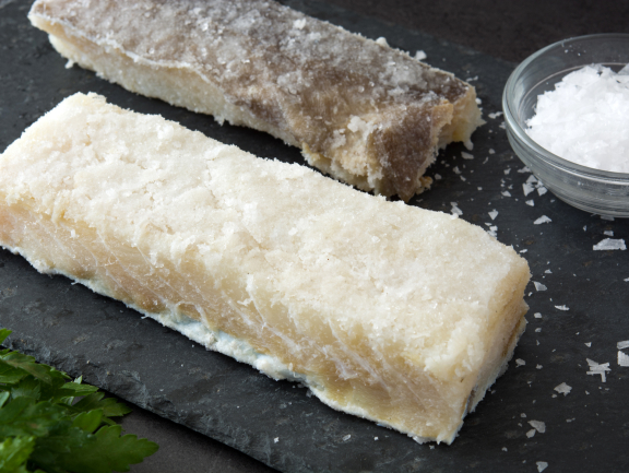 lomos de bacalao seco sobre plato negro