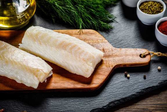 lomo de bacalao fresco en tabla de madera