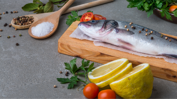 Pescado fresco en bandeja de madera para cocinar con seguridad