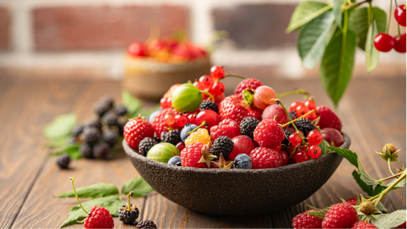 Cuenco de madera lleno de frutos rojos