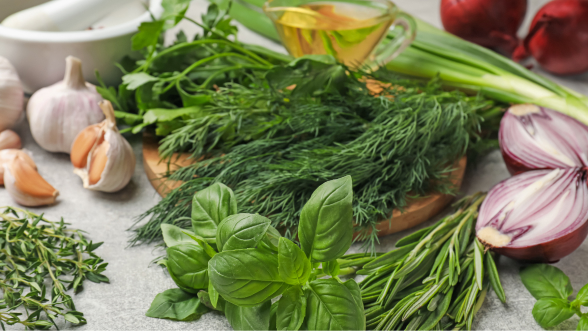 Hierbas para el caldo: qué combinación usar según el tipo de receta